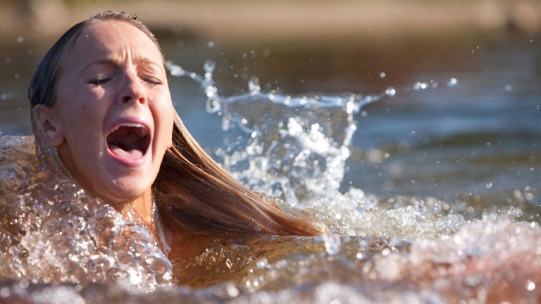 沙鱼惊魂夜剧照